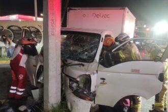 Rescatan a dos personas prensadas tras fuerte choque en Escobedo