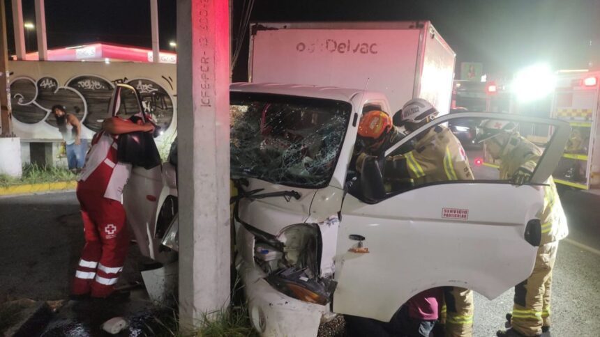 Rescatan a dos personas prensadas tras fuerte choque en Escobedo