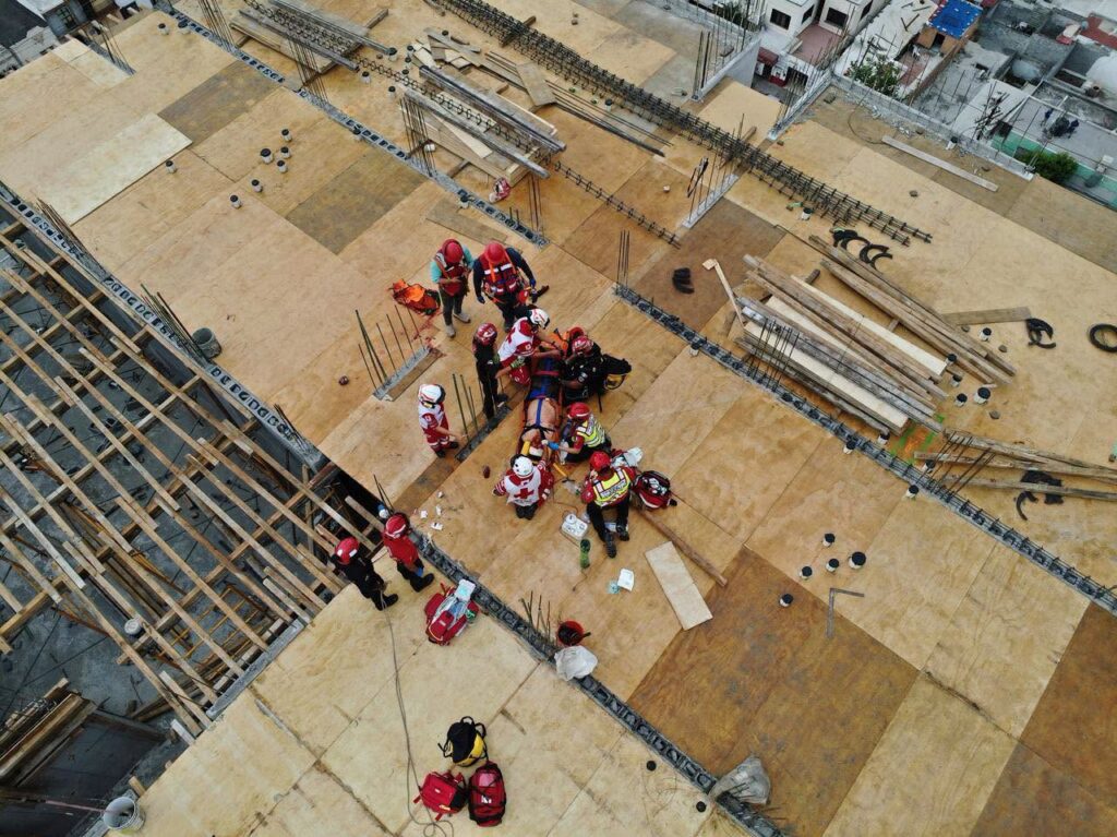 Rescatan a trabajador tras sufrir traumatismo craneoencefálico en obra severo tras ser golpeado por un plafón que presuntamente se desprendió debido a las fuertes ráfagas de viento de Monterrey