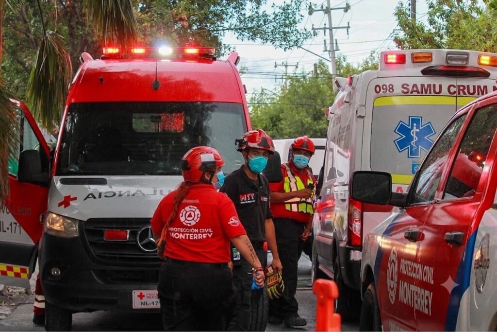 Rescatan a trabajador tras sufrir traumatismo craneoencefálico en obra severo tras ser golpeado por un plafón que presuntamente se desprendió debido a las fuertes ráfagas de viento de Monterrey