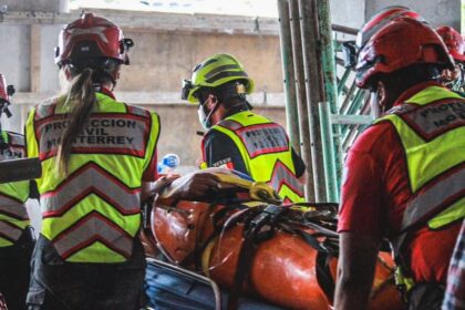 Rescatan a trabajador tras sufrir traumatismo craneoencefálico en obra severo tras ser golpeado por un plafón que presuntamente se desprendió debido a las fuertes ráfagas de viento de Monterrey