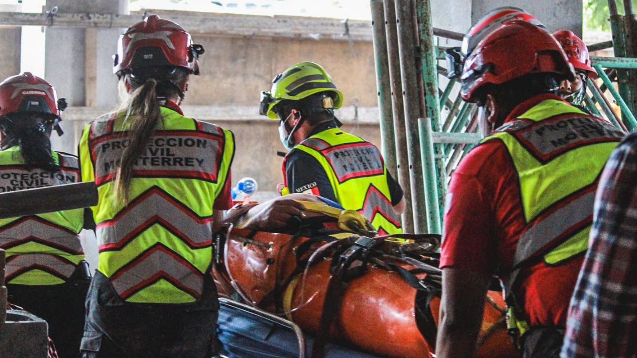 Rescatan a trabajador tras sufrir traumatismo craneoencefálico en obra severo tras ser golpeado por un plafón que presuntamente se desprendió debido a las fuertes ráfagas de viento de Monterrey