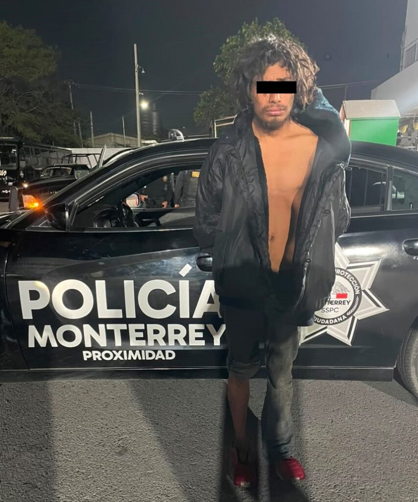 Hombre presuntamente roba camioneta, provoca fuerte choque y deja dos lesionados en Monterrey