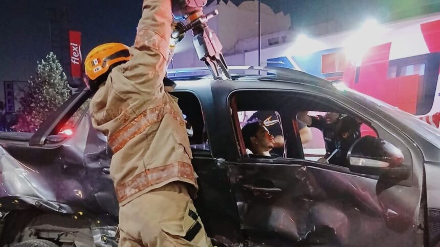 Hombre presuntamente roba camioneta, provoca fuerte choque y deja dos lesionados en Monterrey