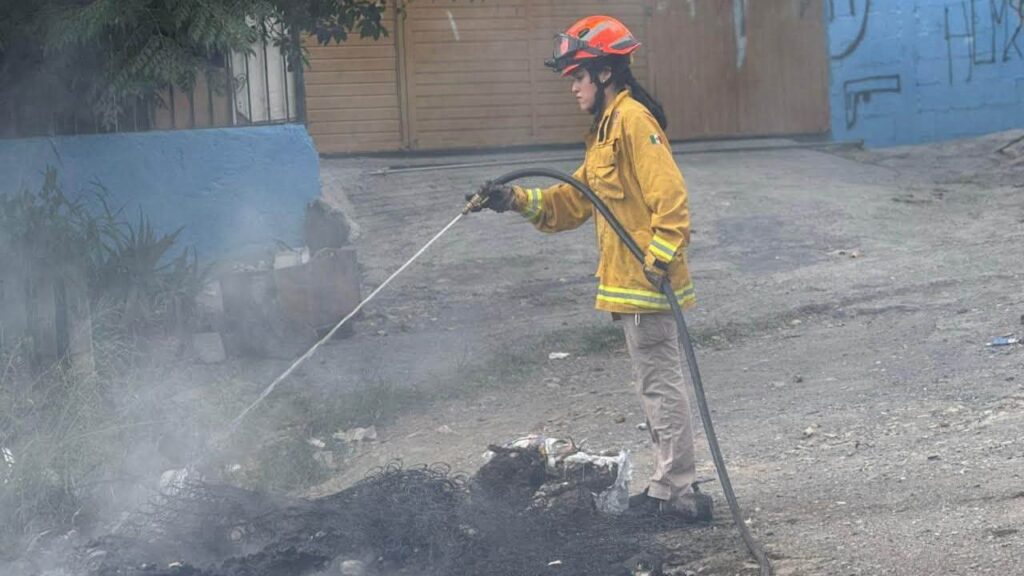 Se incendia basurero en el cruce de las calles Castelar Oriente y Baja California de la colonia Independencia en Monterrey