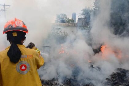 Se incendia basurero en el cruce de las calles Castelar Oriente y Baja California de la colonia Independencia en Monterrey