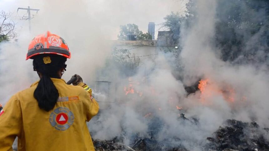 Se incendia basurero en el cruce de las calles Castelar Oriente y Baja California de la colonia Independencia en Monterrey