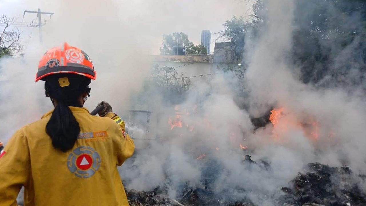 Se incendia basurero en el cruce de las calles Castelar Oriente y Baja California de la colonia Independencia en Monterrey
