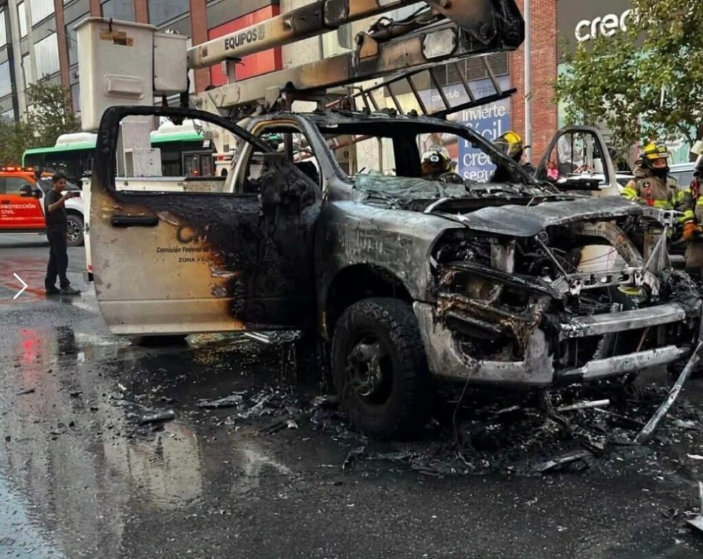 Camioneta de la CFE se incendia en pleno Centro de Monterrey
