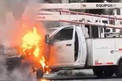 Camioneta de la CFE se incendia en pleno Centro de Monterrey