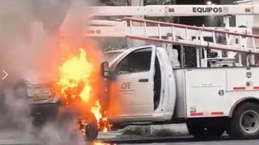 Camioneta de la CFE se incendia en pleno Centro de Monterrey