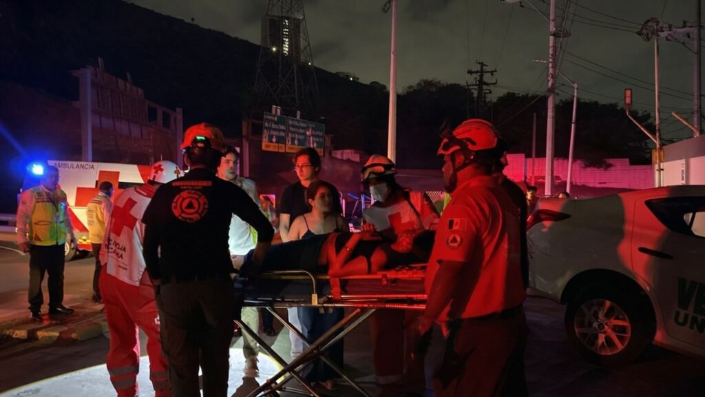 Taxi de aplicación choca contra casa en Monterrey; hay una mujer lesionada