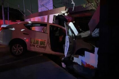 Taxi de aplicación choca contra casa en Monterrey; hay una mujer lesionada