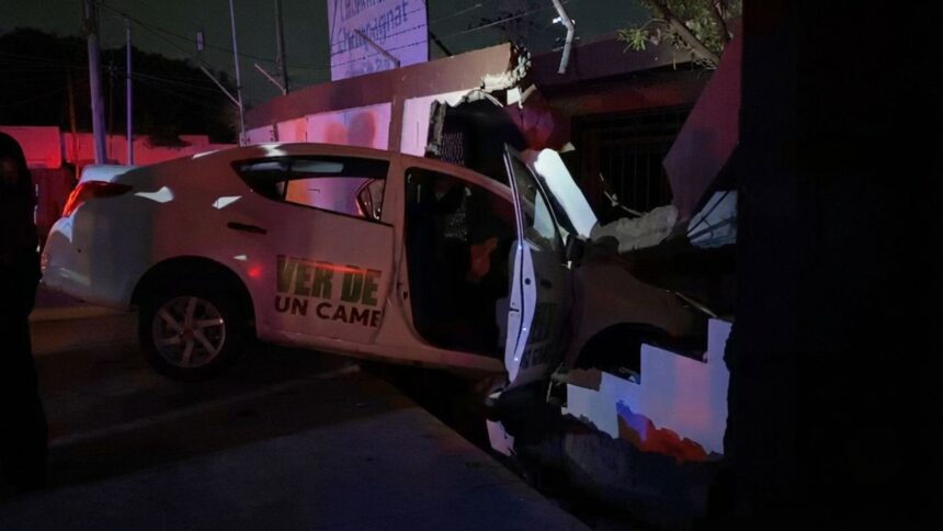 Taxi de aplicación choca contra casa en Monterrey; hay una mujer lesionada