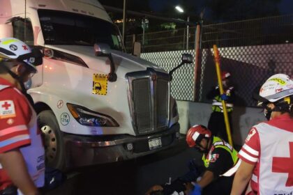 Trabajador es atropellado por tráiler dentro de empresa Almex en Monterrey