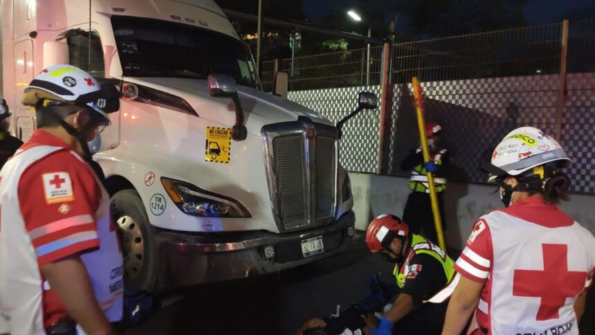 Trabajador es atropellado por tráiler dentro de empresa Almex en Monterrey