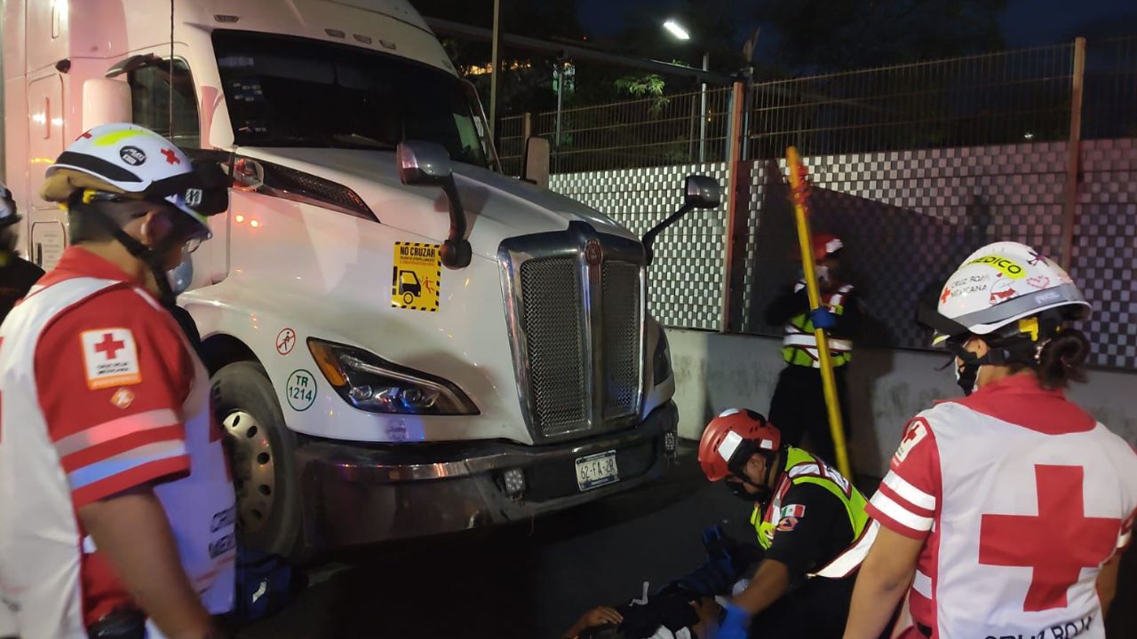 Trabajador es atropellado por tráiler dentro de empresa Almex en Monterrey