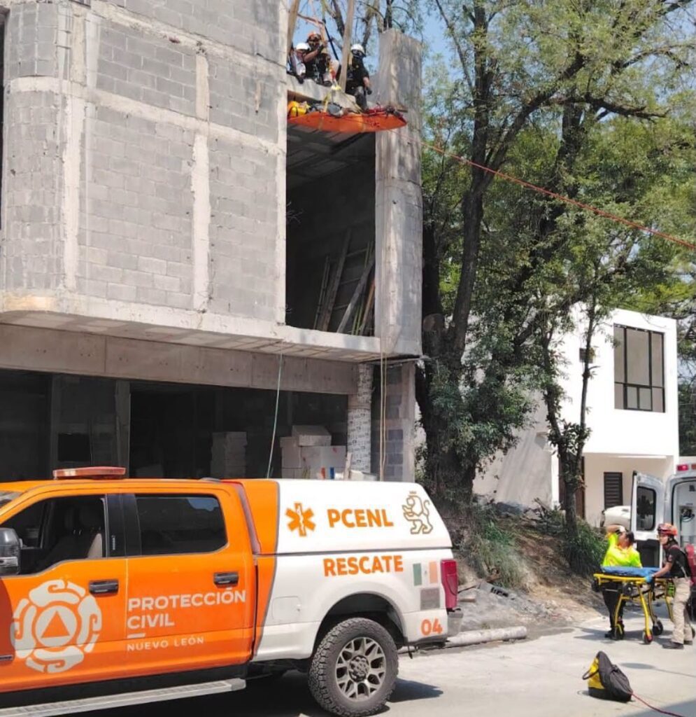 Trabajador herido tras caer de 4 metros en obra de la colonia Brisas del Vergel en Monterrey