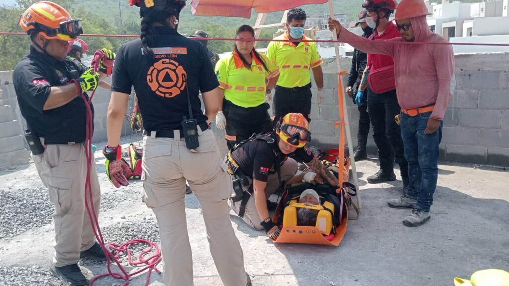 Trabajador herido tras caer de 4 metros en obra de la colonia Brisas del Vergel en Monterrey