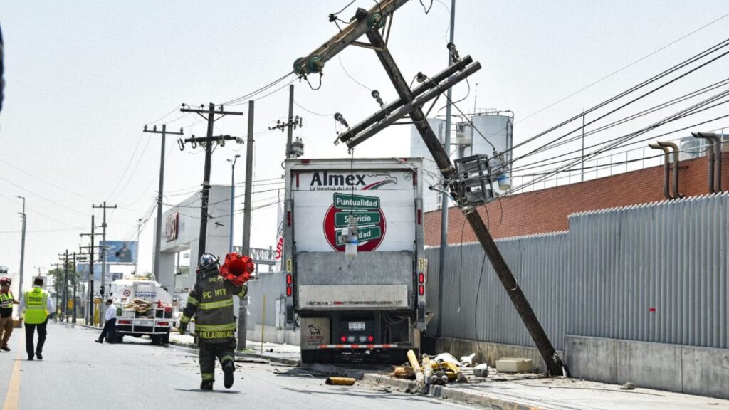 Tráiler de Almex provoca fuerte movilización tras impactar poste e hidrante en Monterrey