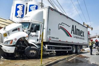 Tráiler de Almex provoca fuerte movilización tras impactar poste e hidrante en Monterrey