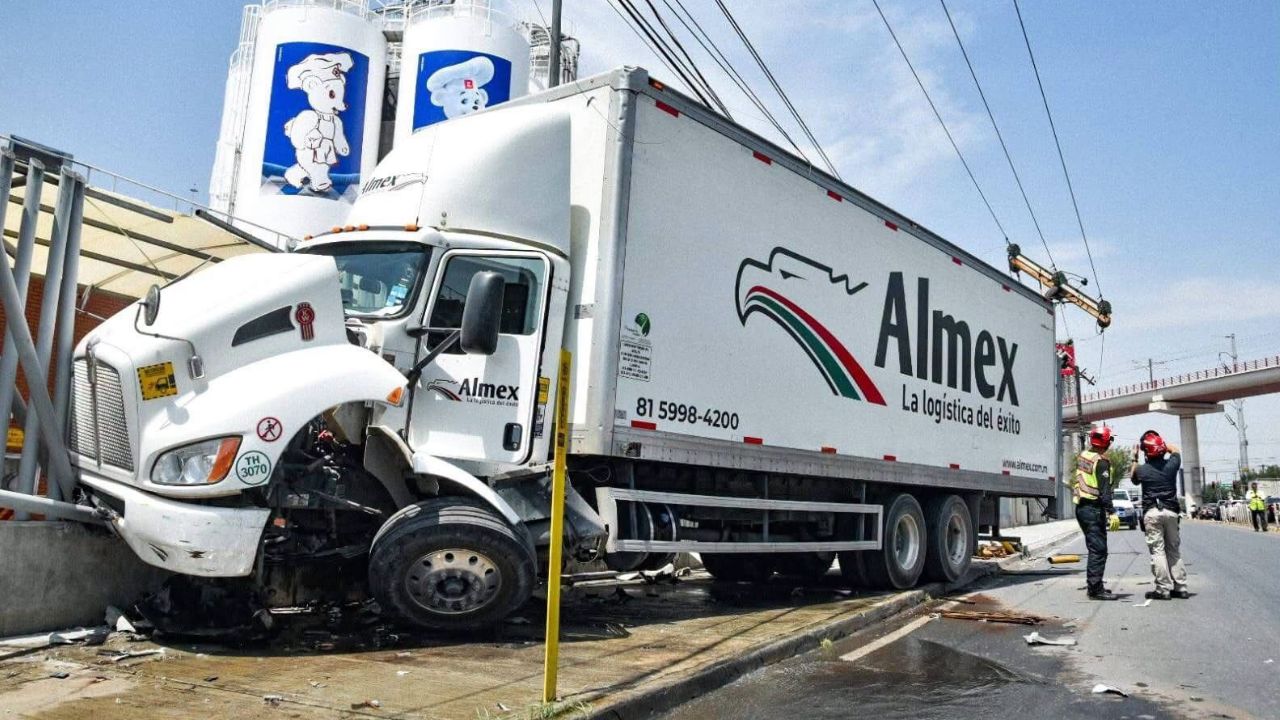 Tráiler de Almex provoca fuerte movilización tras impactar poste e hidrante en Monterrey