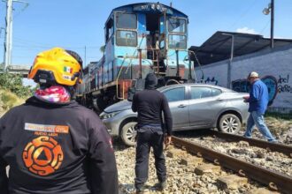 Tren embiste automóvil y lo arrastra 50 metros en San Nicolás