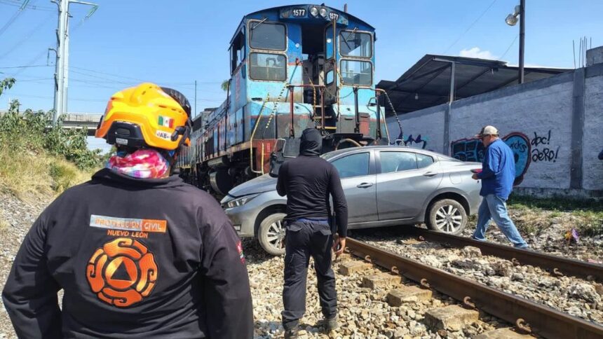 Tren embiste automóvil y lo arrastra 50 metros en San Nicolás