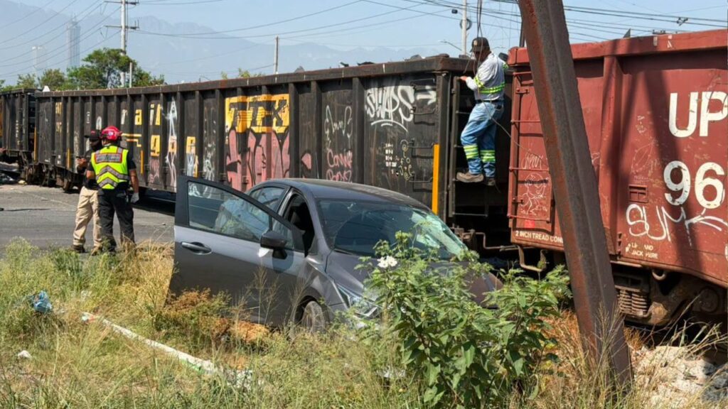 Tren embiste automóvil en Monterrey; conductor se distrajo por un incendio y deja dos lesionados