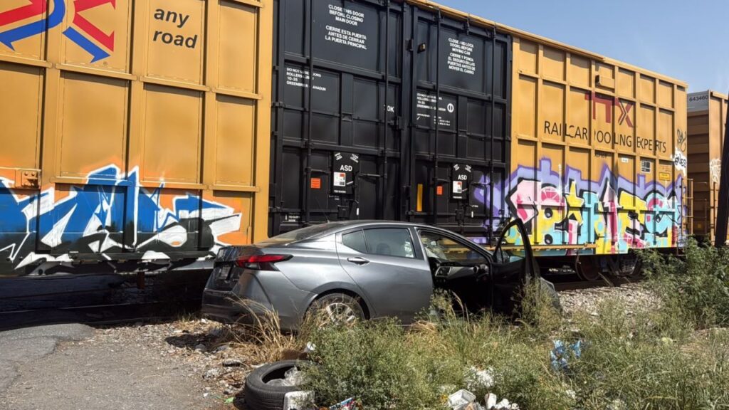 Tren embiste automóvil en Monterrey; conductor se distrajo por un incendio y deja dos lesionados
