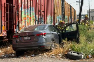 Tren embiste automóvil en Monterrey; conductor se distrajo por un incendio y deja dos lesionados