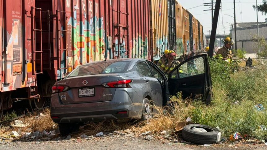 Tren embiste automóvil en Monterrey; conductor se distrajo por un incendio y deja dos lesionados