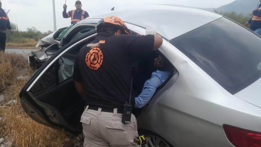 Tren impacta vehículo detenido sobre las vías en Escobedo; hay un lesionado