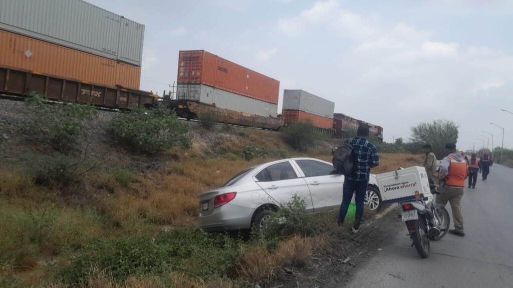 Tren impacta vehículo detenido sobre las vías en Escobedo; hay un lesionado