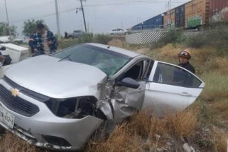 Tren impacta vehículo detenido sobre las vías en Escobedo; hay un lesionado