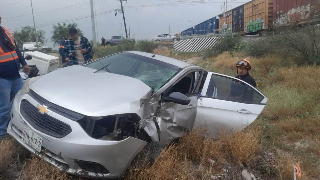 Tren impacta vehículo detenido sobre las vías en Escobedo; hay un lesionado
