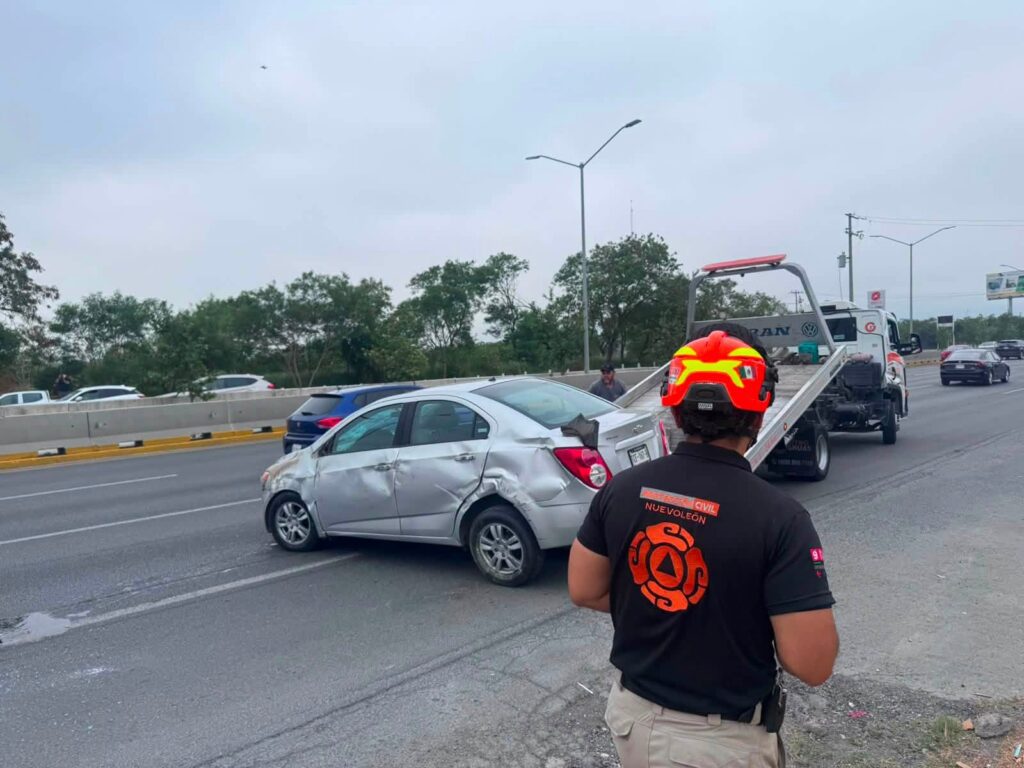 Vuelca automóvil en la autopista Monterrey-Reynosa en Guadalupe