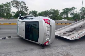 Vuelca automóvil en la autopista Monterrey-Reynosa en Guadalupe