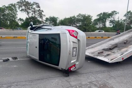 Vuelca automóvil en la autopista Monterrey-Reynosa en Guadalupe
