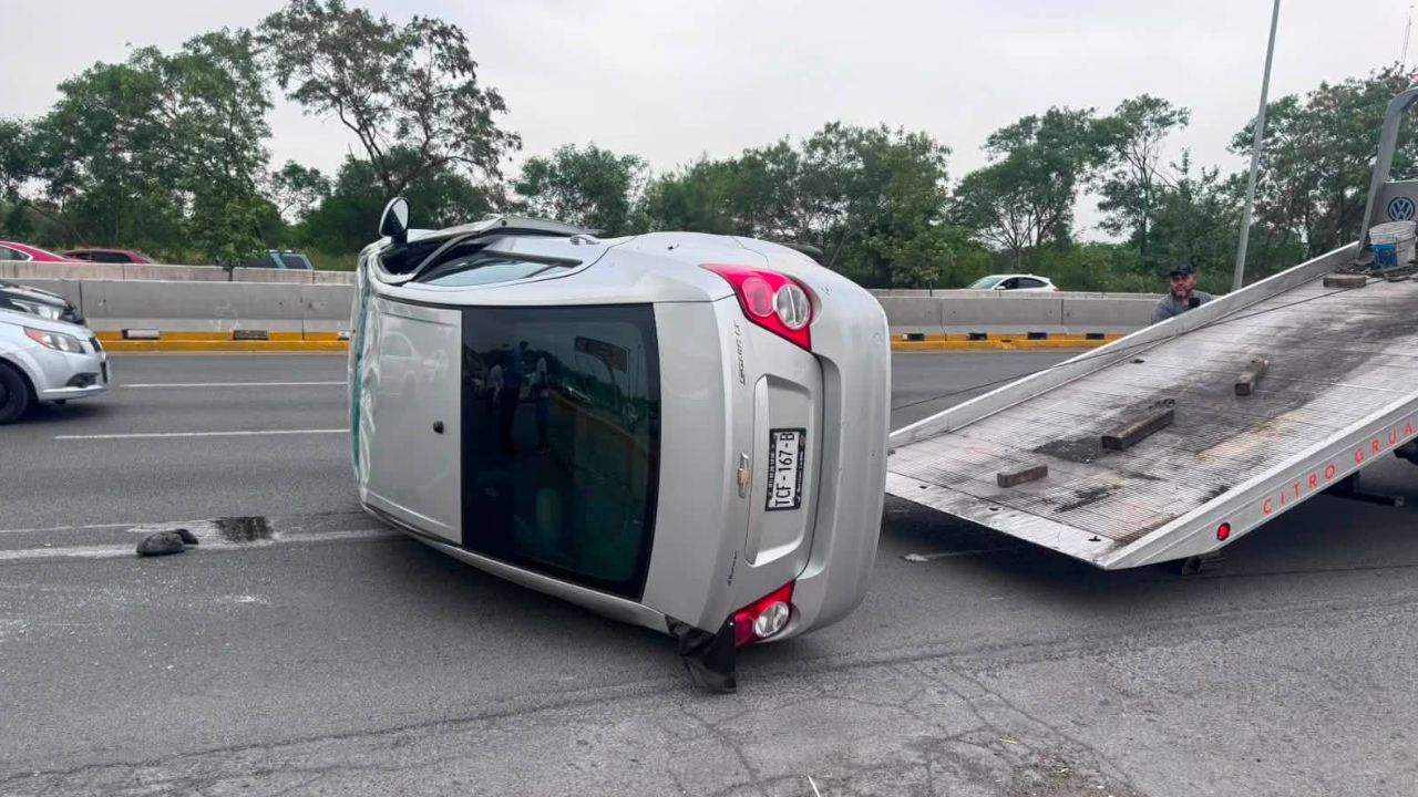 Vuelca automóvil en la autopista Monterrey-Reynosa en Guadalupe