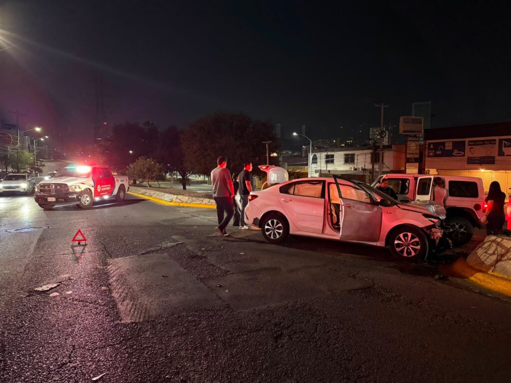 Volcadura en San Jerónimo deja una conductora lesionada en Monterrey