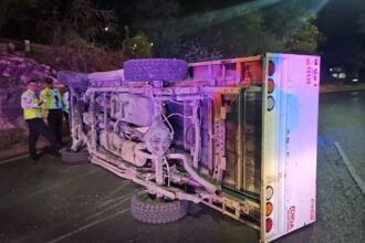 Vuelca camioneta de Coca-Cola en San Jerónimo, Monterrey