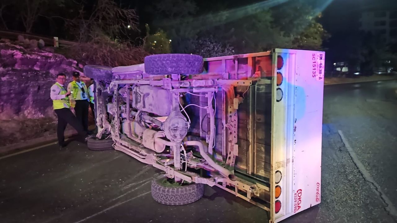 Vuelca camioneta de Coca-Cola en San Jerónimo, Monterrey