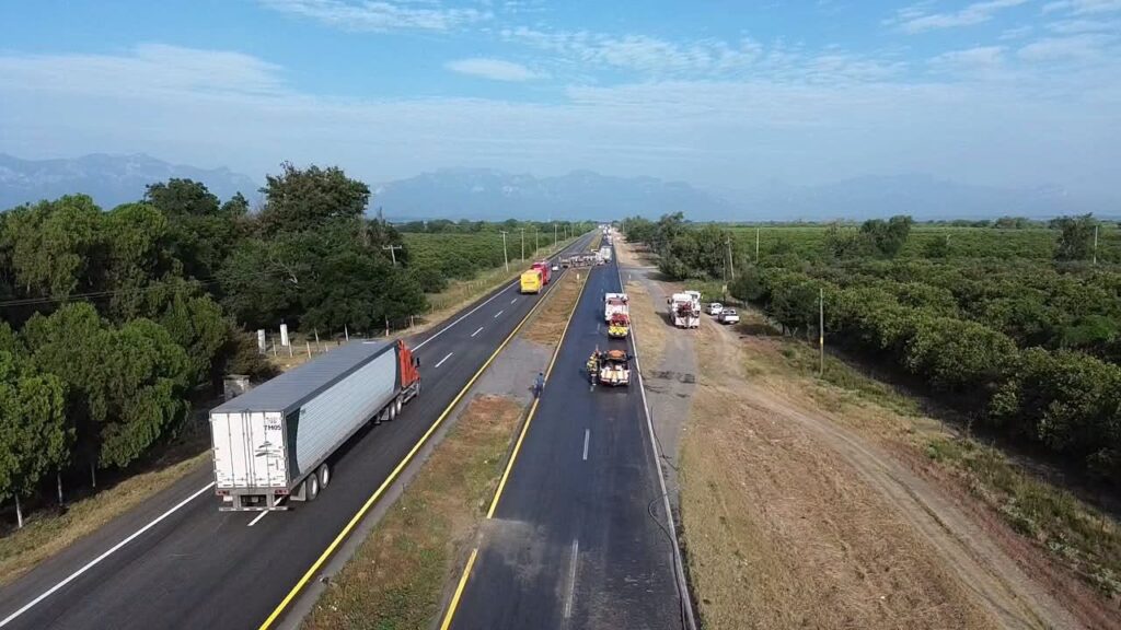 Vuelca pipa con gasolina en Linares; cierran la Carretera Nacional por seguridad