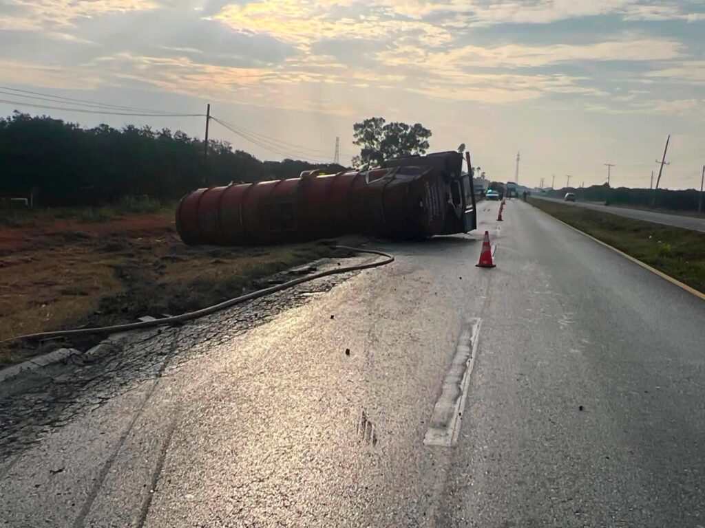 Vuelca pipa con gasolina en Linares; cierran la Carretera Nacional por seguridad