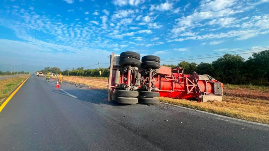 Vuelca pipa con gasolina en Linares; cierran la Carretera Nacional por seguridad