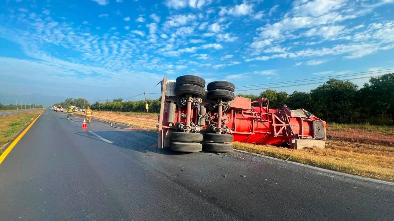Vuelca pipa con gasolina en Linares; cierran la Carretera Nacional por seguridad