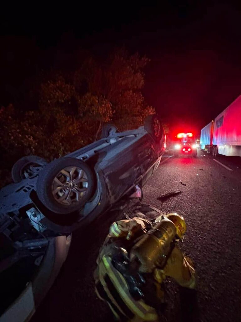 Vuelca camioneta tras chocar con una vaca en Carretera Nacional en Montemorelos