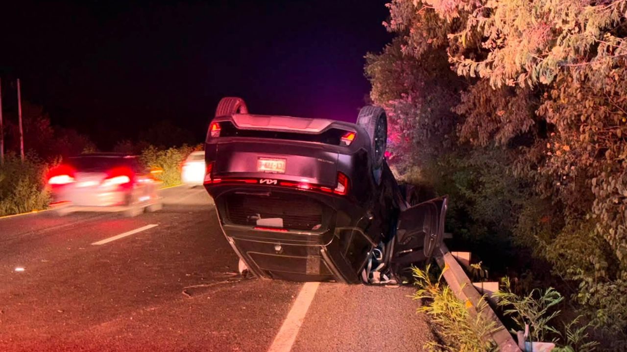 Vuelca camioneta tras chocar con una vaca en Carretera Nacional en Montemorelos