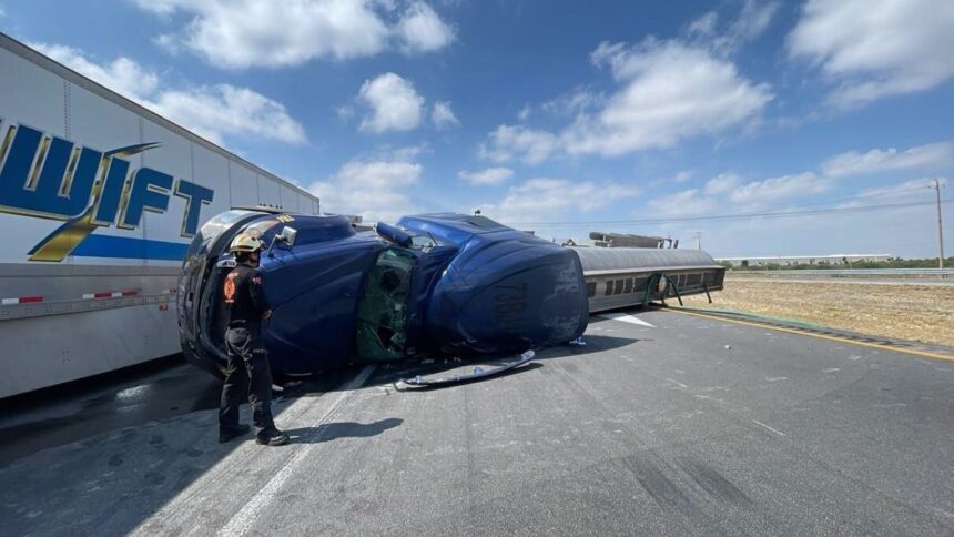 Tráiler y pipa chocan en Ciénega de Flores; hay un lesionado